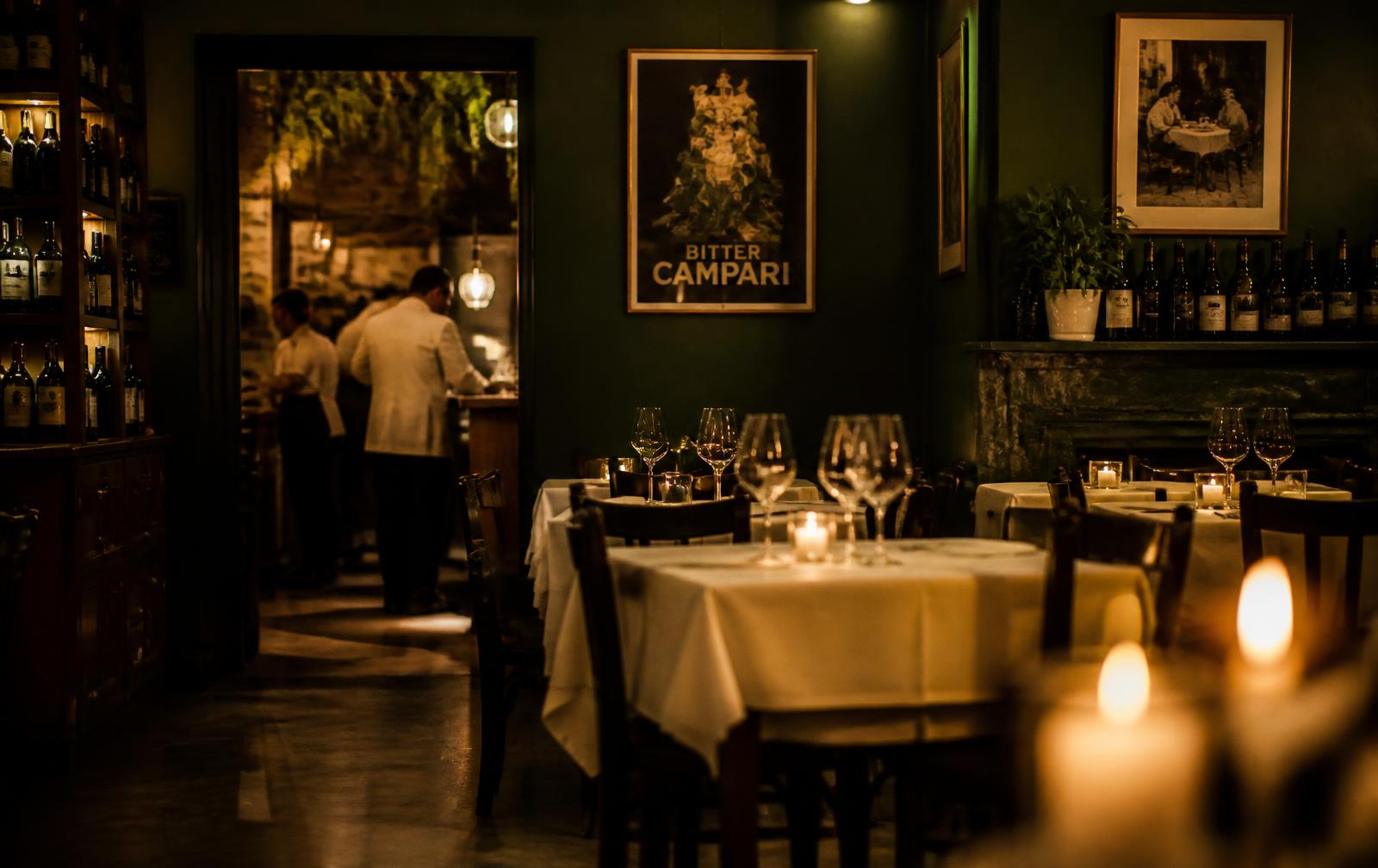 Wnętrze restauracji La Tavola przy świecach
